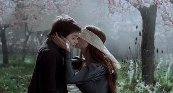 Movie still from “Sleepy Hollow” (1999), directed by Tim Burton – A man and a woman kissing in front of a tree; Close Up shot, Over the shoulder angle