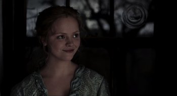 Movie still from “Sleepy Hollow” (1999), directed by Tim Burton – A young woman is smiling for the camera; Close Up shot, Over the shoulder angle