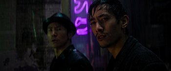 Movie still from “Snake Eyes” (2021), directed by Robert Schwentke – Two asian men standing next to each other in the rain; Close Up shot, Over the shoulder angle