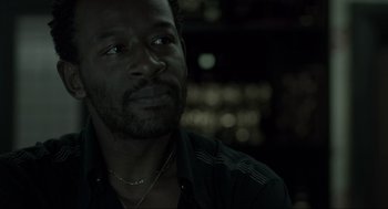Movie still from “Snatch” (2000), directed by Guy Ritchie – A person wearing a black shirt; Close Up shot, Over the shoulder angle