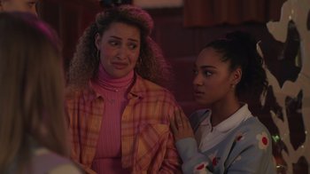 Movie still from “Snow Day” (2022), directed by Michael Lembeck – Two young women standing next to each other in a room; Close Up shot, Over the shoulder angle