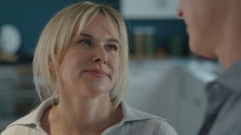 Movie still from “Snow Day” (2022), directed by Michael Lembeck – A woman with blonde hair is looking at a man; Close Up shot, Over the shoulder angle