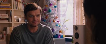Movie still from “Something from Tiffany's” (2022), directed by Daryl Wein – A man sitting in front of a white christmas tree; Close Up shot, Over the shoulder angle