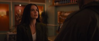 Movie still from “Something from Tiffany's” (2022), directed by Daryl Wein – A woman sitting in front of a man in front of a bar; Close Up shot, Over the shoulder angle