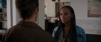 Movie still from “Sonic the Hedgehog” (2020), directed by Jeff Fowler – A man and a woman are talking in a room; Close Up shot, Over the shoulder angle