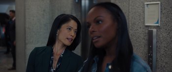 Movie still from “Sonic the Hedgehog” (2020), directed by Jeff Fowler – Two women are looking at each other in a mirror; Close Up shot, Over the shoulder angle