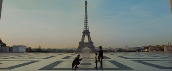 Movie still from “Sonic the Hedgehog” (2020), directed by Jeff Fowler – Two men and a child in front of the eiffel tower; Extreme Wide shot, High angle