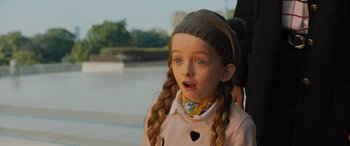 Movie still from “Sonic the Hedgehog” (2020), directed by Jeff Fowler – A little girl that is standing in front of a building; Close Up shot, Over the shoulder angle