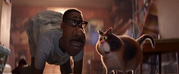 Movie still from “Soul” (2020), directed by Kemp Powers – A man and a cat are looking at each other; Close Up shot, Over the shoulder angle