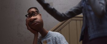 Movie still from “Soul” (2020), directed by Kemp Powers – A man with glasses is looking up at the ceiling; Close Up shot, Over the shoulder angle