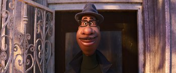 Movie still from “Soul” (2020), directed by Kemp Powers – A man with glasses and a hat is smiling for the camera; Close Up shot, Low angle