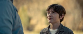 Movie still from “Brightburn” (2019), directed by David Yarovesky – A young woman is standing outside in the sun; Close Up shot, Over the shoulder angle