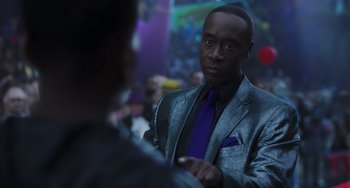 Movie still from “Space Jam: A New Legacy” (2021), directed by Malcolm D. Lee – A man wearing a suit and tie standing in front of a crowd; Close Up shot, Over the shoulder angle