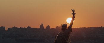 Movie still from “Spider-Man: No Way Home” (2021), directed by Jon Watts – The statue of liberty at sunset in new york city; Extreme Wide shot, Low angle