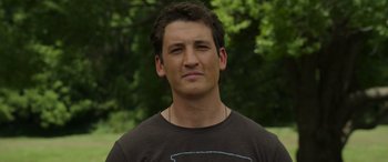 Movie still from “Spiderhead” (2022), directed by Joseph Kosinski – A person wearing a t - shirt; Close Up shot, Low angle