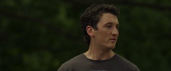 Movie still from “Spiderhead” (2022), directed by Joseph Kosinski – A person wearing a t - shirt; Close Up shot, Over the shoulder angle