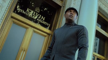 Movie still from “Star Trek Into Darkness” (2013), directed by J.J. Abrams – A man standing in front of a building; Medium shot, Low angle