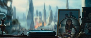 Movie still from “Star Trek Into Darkness” (2013), directed by J.J. Abrams – A picture and a picture frame on a table; Extreme Close Up shot, Over the shoulder angle