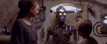 Movie still from “Star Wars: Episode I - The Phantom Menace” (1999), directed by George Lucas – A woman standing in front of a robot; Close Up shot, Over the shoulder angle