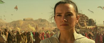 Movie still from “Star Wars: Episode IX - The Rise of Skywalker” (2019), directed by J.J. Abrams – A woman standing in front of a crowd of people; Close Up shot, Over the shoulder angle