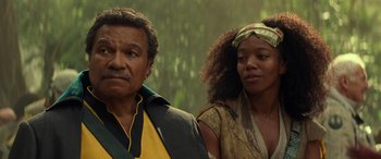 Movie still from “Star Wars: Episode IX - The Rise of Skywalker” (2019), directed by J.J. Abrams – A man and a woman standing next to each other in front of trees; Close Up shot, Low angle