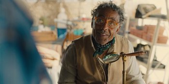 Movie still from “Stargirl” (2020), directed by Julia Hart – An older man wearing glasses is holding a magnifying glass; Close Up shot, Over the shoulder angle