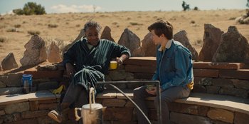 Movie still from “Stargirl” (2020), directed by Julia Hart – Two people are sitting on a bench drinking coffee; Medium shot, Over the shoulder angle