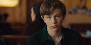 Movie still from “Stargirl” (2020), directed by Julia Hart – A young man in a green shirt is looking at the camera; Close Up shot, Over the shoulder angle