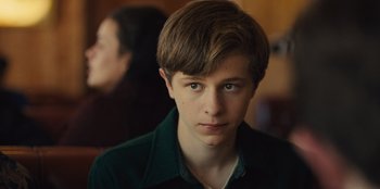 Movie still from “Stargirl” (2020), directed by Julia Hart – A young man with a green shirt is looking at the camera; Close Up shot, Over the shoulder angle