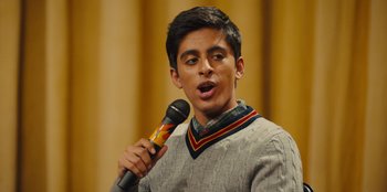 Movie still from “Stargirl” (2020), directed by Julia Hart – A young man holding a microphone in front of a crowd; Close Up shot, Low angle