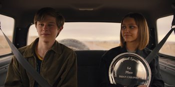 Movie still from “Stargirl” (2020), directed by Julia Hart – A man and a woman sitting in the back of a car; Medium shot, Over the shoulder angle
