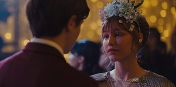 Movie still from “Stargirl” (2020), directed by Julia Hart – A young woman wearing a flower crown is talking to a young man; Close Up shot, Over the shoulder angle