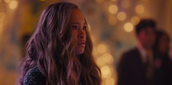 Movie still from “Stargirl” (2020), directed by Julia Hart – A woman with long hair is standing in front of lights; Close Up shot, Over the shoulder angle