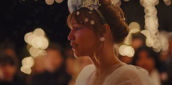 Movie still from “Stargirl” (2020), directed by Julia Hart – A woman with a flower crown on her head; Close Up shot, Over the shoulder angle