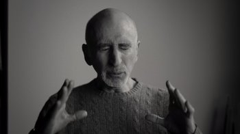 Movie still from “Stutz” (2022), directed by Jonah Hill – An old man with a bald head and a sweater; Close Up shot, Low angle