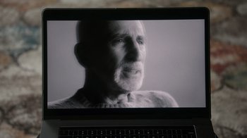 Movie still from “Stutz” (2022), directed by Jonah Hill – An old man is sitting in front of a computer screen; Extreme Close Up shot, Over the shoulder angle