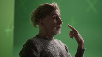 Movie still from “Stutz” (2022), directed by Jonah Hill – An old man with a long hair and a beard is pointing; Close Up shot, Low angle