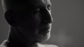 Movie still from “Stutz” (2022), directed by Jonah Hill – An older man with a beard is looking into the distance; Close Up shot, Low angle