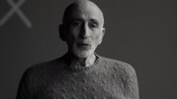 Movie still from “Stutz” (2022), directed by Jonah Hill – An older man wearing a gray sweater and a white beard; Close Up shot, Low angle