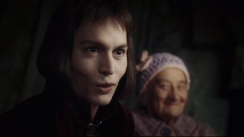 Movie still from “Charlie and the Chocolate Factory” (2005), directed by Tim Burton – A man and a woman are standing next to each other; Close Up shot, Over the shoulder angle