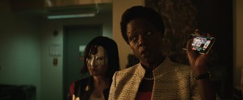 Movie still from “Suicide Squad” (2016), directed by David Ayer – Two women standing next to each other in front of a wall; Close Up shot, Over the shoulder angle