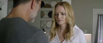 Movie still from “Suitable Flesh” (2023), directed by Joe Lynch – A man and a woman are talking to each other; Close Up shot, Over the shoulder angle