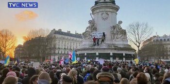 Movie still from “Superpower” (2023), directed by Aaron Kaufman – A crowd of people gathered in front of a building; Extreme Wide shot, High angle