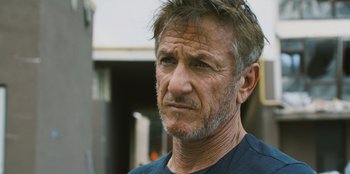 Movie still from “Superpower” (2023), directed by Aaron Kaufman – An older man is looking at the camera; Close Up shot, Low angle