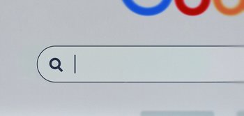 Movie still from “Take Care of Maya” (2023), directed by Henry Roosevelt – A computer screen showing a search bar; Extreme Close Up shot, High angle