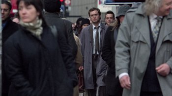 Movie still from “Closer” (2004), directed by Mike Nichols – A group of people that are standing in the street; Wide shot, Low angle