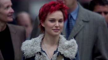 Movie still from “Closer” (2004), directed by Mike Nichols – A person with red hair; Close Up shot, Over the shoulder angle