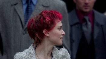Movie still from “Closer” (2004), directed by Mike Nichols – A person with red hair; Close Up shot, Over the shoulder angle