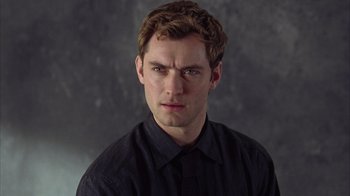 Movie still from “Closer” (2004), directed by Mike Nichols – A person wearing a black shirt; Close Up shot, Low angle