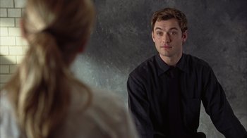 Movie still from “Closer” (2004), directed by Mike Nichols – A man in a black shirt is looking at a woman in a white dress; Close Up shot, Over the shoulder angle